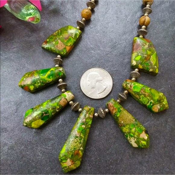 Vintage Green/Tan Jasper & Tan Stones Beaded Triangle Necklace. 19.5 - Picture 5 of 6